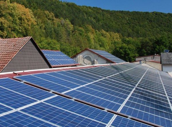 solar-rooftop-installation-Blaubeuren-Germany_-981931323